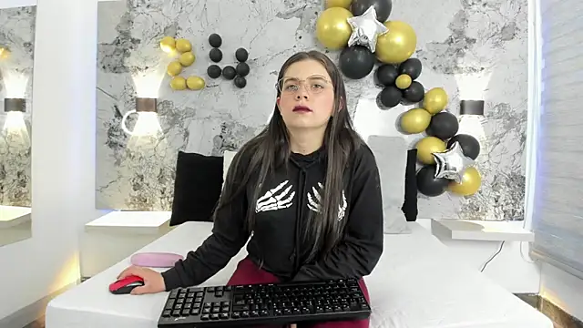 ZOE LE online show from April 2026 11:59:02 AM