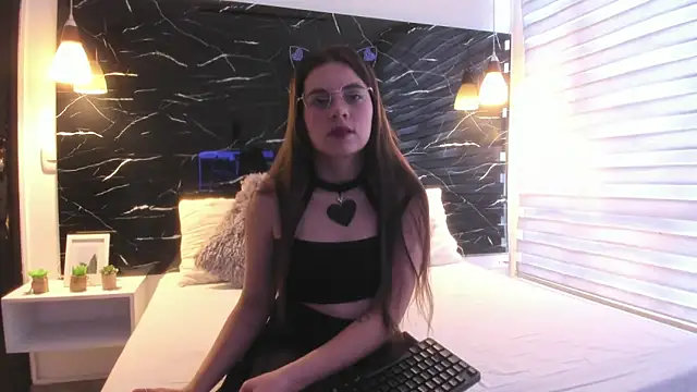 Snapshot of ZOE_LE chatting on October 2025 11:44:02 AM ZOE LE online show from October 2025 11:44:02 AM