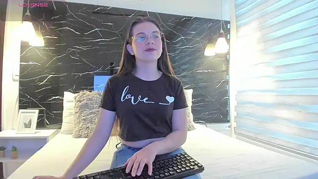 Snapshot of ZOE_LE chatting on January 2026 11:38:01 AM ZOE LE online show from January 2026 11:38:01 AM