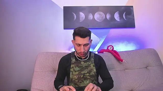 Taylor Lewiis online show from October 2025 04:02:01 AM