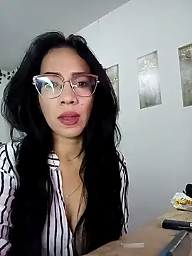 YaraDuartee online show from November 2025 05:06:01 PM