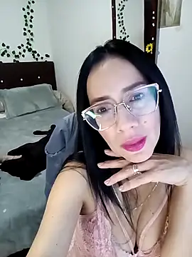 YaraDuartee online show from November 2025 11:08:02 PM