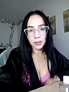 YaraDuartee online show from October 2025 08:52:01 PM