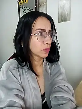 YaraDuartee online show from December 2025 08:04:02 PM