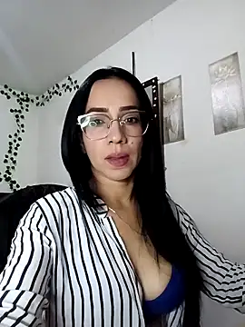 YaraDuartee online show from October 2025 07:55:02 PM