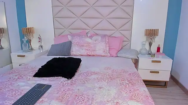 Snapshot of EliDurann chatting on November 2025 11:44:01 AM EliDurann online show from November 2025 11:44:01 AM