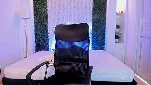 Caroline Millerr online show from October 2025 08:12:01 PM