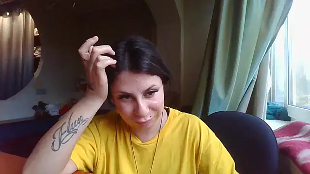 Snapshot of QueenMomyS chatting on October 2025 01:34:01 PM QueenMomyS online show from October 2025 01:34:01 PM