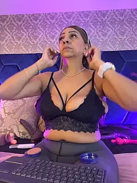 Angelina Roa online show from May 2026 02:32:01 PM