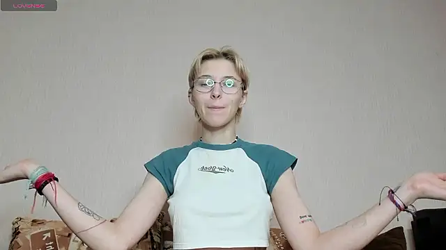 Snapshot of Sharlikiss chatting on January 2026 05:17:02 PM Sharlikiss online show from January 2026 05:17:02 PM