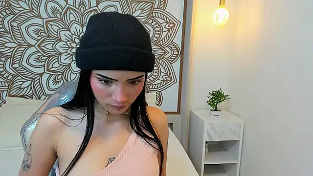Daphne Nicolle online show from October 2025 08:53:01 PM