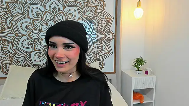 Daphne Nicolle online show from October 2025 07:33:01 PM