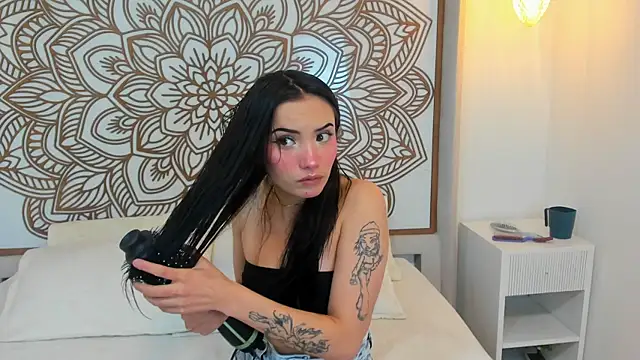 Daphne Nicolle online show from October 2025 02:27:02 PM