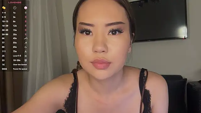 Ur neighbor Kira online show from April 2026 02:13:02 PM