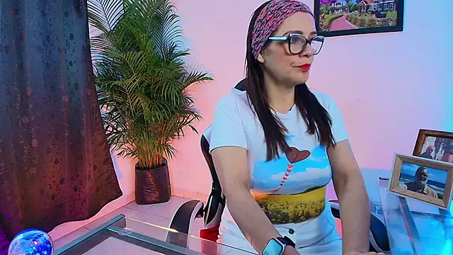 Carol Miss2 online show from November 2025 10:41:02 AM