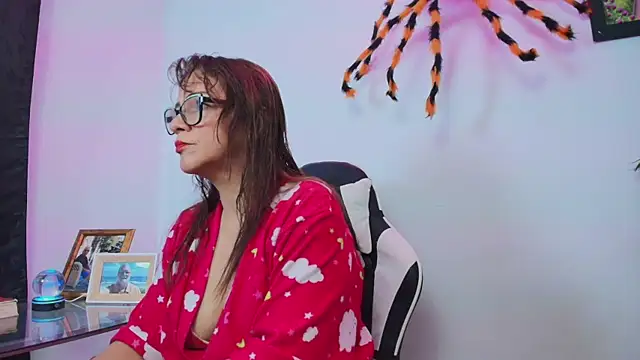 Carol Miss2 online show from October 2025 10:04:01 AM