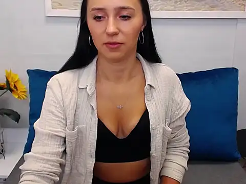 LuisaLive online show from November 2025 07:13:01 AM