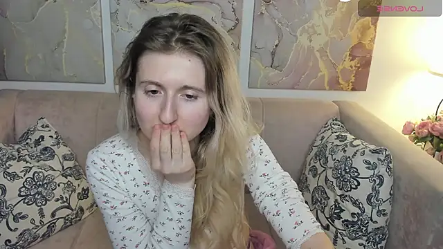 Snapshot of CamillaDreamer chatting on May 2026 12:20:02 AM CamillaDreamer online show from May 2026 12:20:02 AM