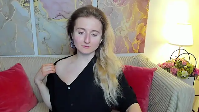 Snapshot of CamillaDreamer chatting on May 2026 06:11:02 PM CamillaDreamer online show from May 2026 06:11:02 PM