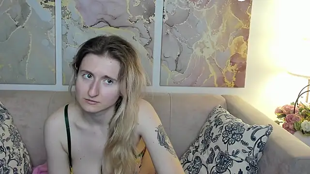 Snapshot of CamillaDreamer chatting on May 2026 12:19:01 AM CamillaDreamer online show from May 2026 12:19:01 AM