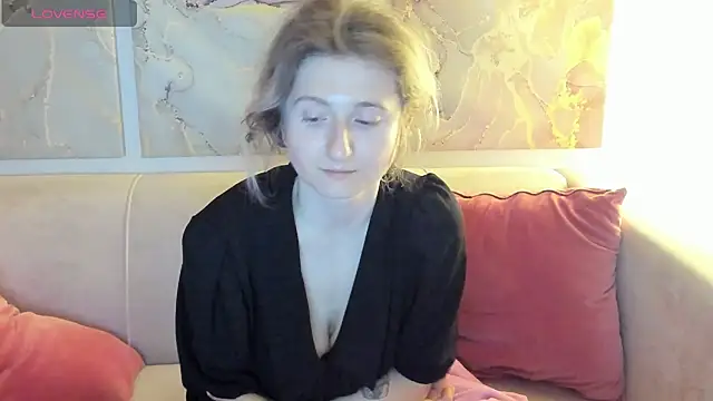 Snapshot of CamillaDreamer chatting on May 2026 12:47:02 AM CamillaDreamer online show from May 2026 12:47:02 AM