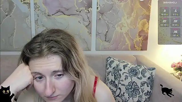 Snapshot of CamillaDreamer chatting on May 2026 06:13:02 AM CamillaDreamer online show from May 2026 06:13:02 AM