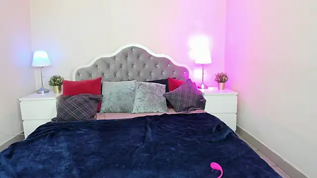 Snapshot of CamillaDreamer chatting on October 2025 04:04:01 PM CamillaDreamer online show from October 2025 04:04:01 PM