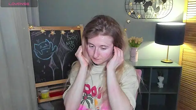 Snapshot of CamillaDreamer chatting on June 2026 11:04:02 AM CamillaDreamer online show from June 2026 11:04:02 AM