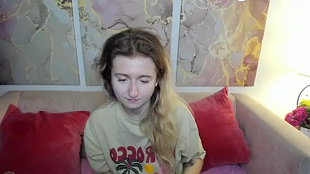Snapshot of CamillaDreamer chatting on June 2026 07:30:02 PM CamillaDreamer online show from June 2026 07:30:02 PM