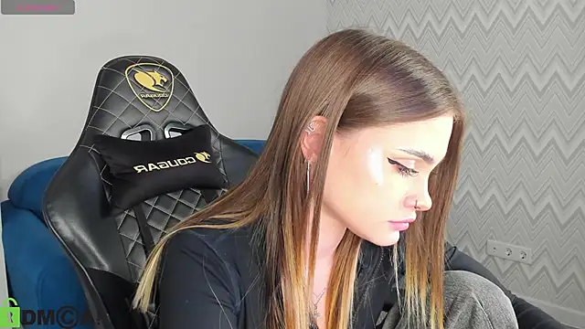 Snapshot of KarinaBroks chatting on November 2025 01:44:02 PM KarinaBroks online show from November 2025 01:44:02 PM