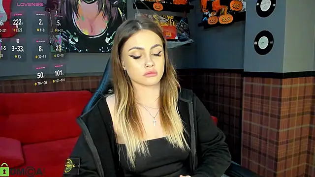 Snapshot of KarinaBroks chatting on October 2025 03:20:01 PM KarinaBroks online show from October 2025 03:20:01 PM