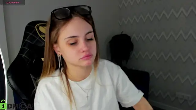 Snapshot of KarinaBroks chatting on November 2025 08:34:01 PM KarinaBroks online show from November 2025 08:34:01 PM