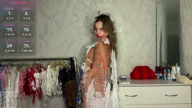 LindyEckland online show from November 2025 12:20:01 PM