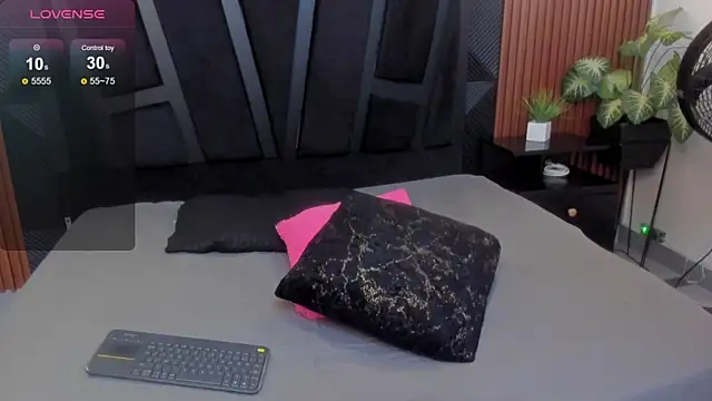 Valka Ross online show from December 2025 11:08:01 PM