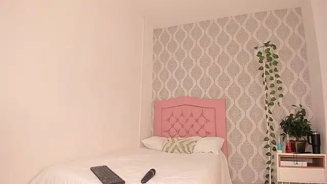 Snapshot of annalise_goerts chatting on December 2025 01:15:01 PM annalise goerts online show from December 2025 01:15:01 PM