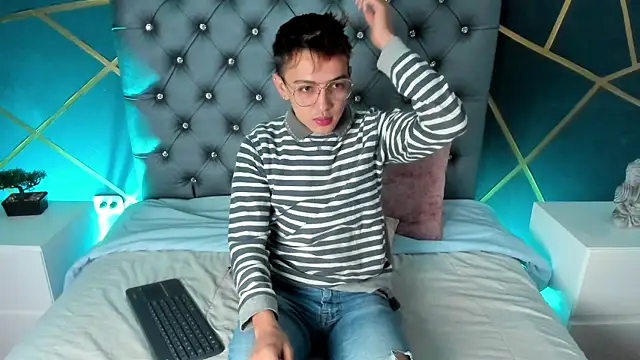 Lian Miller1  online show from October 2025 12:20:02 PM