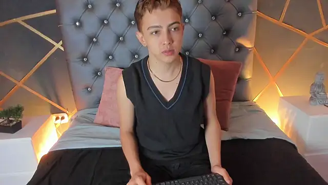 Lian Miller1  online show from October 2025 11:55:02 AM