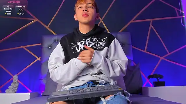 Lian Miller1  online show from February 2026 12:40:02 PM