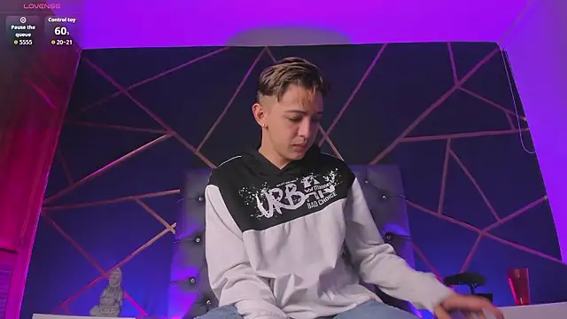 Lian Miller1  online show from February 2026 12:27:02 PM