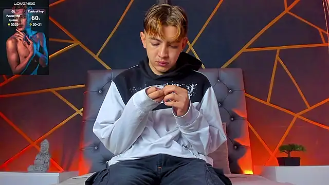 Lian Miller1  online show from January 2026 12:20:01 PM