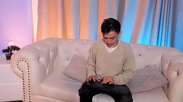Lian Miller1  online show from October 2025 12:28:02 PM