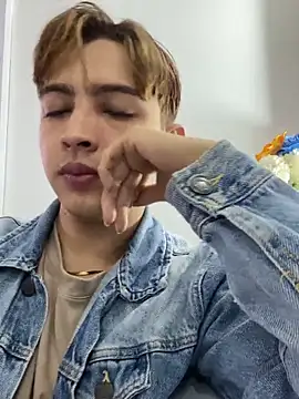 Lian Miller1  online show from April 2026 01:47:01 PM