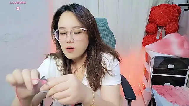 NEWONETO online show from November 2025 01:15:02 PM