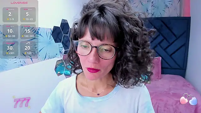 Snapshot of Valery_More__ chatting on April 2026 05:30:01 PM Valery More online show from April 2026 05:30:01 PM