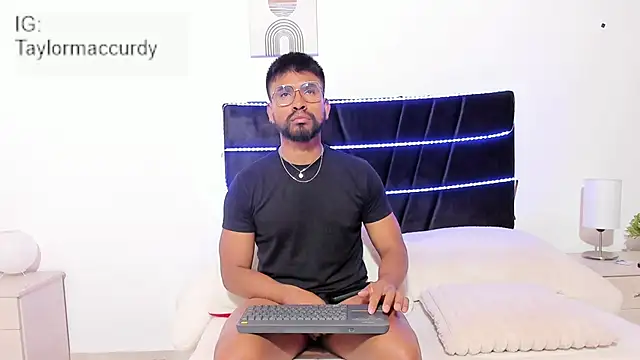 Taylormaccurdy  online show from November 2025 02:06:01 PM