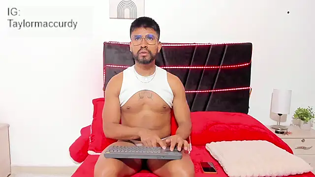 Taylormaccurdy  online show from November 2025 02:17:01 PM