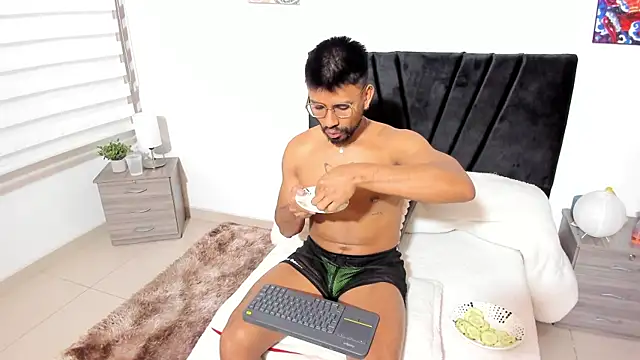 Taylormaccurdy  online show from October 2025 02:49:02 PM