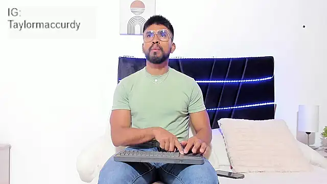 Taylormaccurdy  online show from November 2025 02:07:02 PM