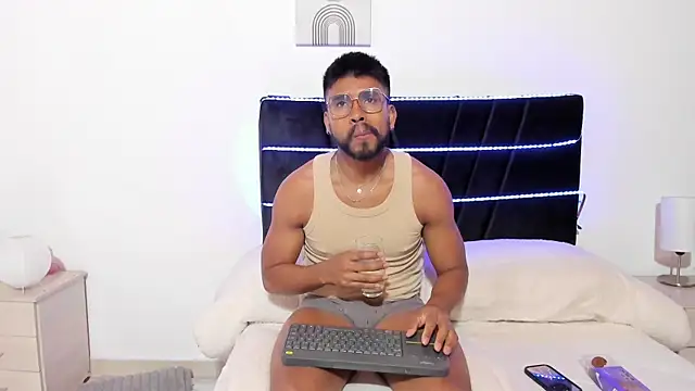 Taylormaccurdy  online show from November 2025 01:48:02 PM