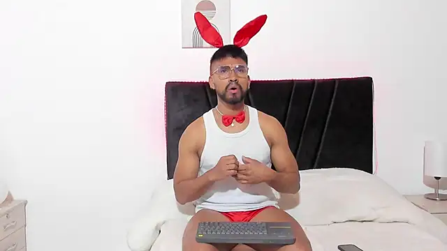 Taylormaccurdy  online show from October 2025 01:52:01 PM